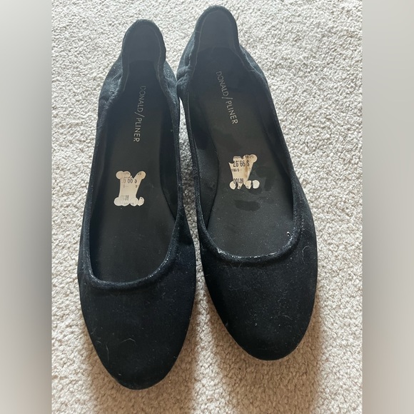 Donald Pliner size 10 ballet flat. Like new. - Picture 2 of 3